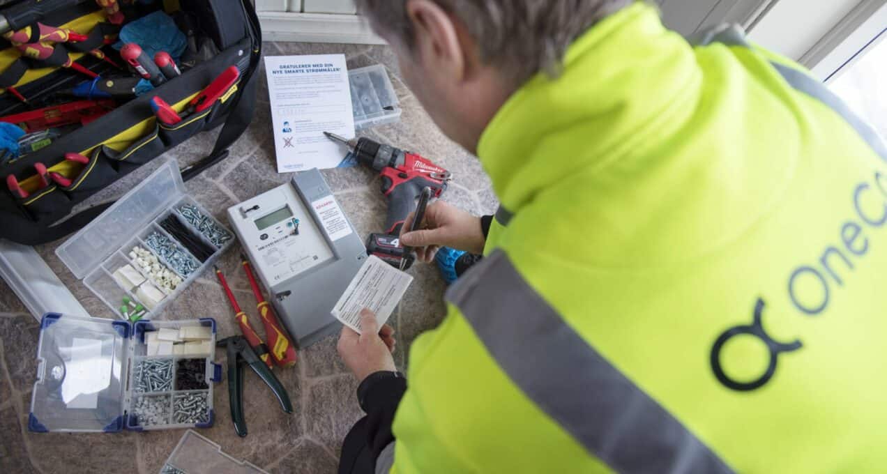 Here Sørefoss i Birkeland kommune 7 Mars 2016 AMS prosjektet til Agder Energi er godt i gang. Nye målere er på vei ut i hele distriktet. Her fra arbeid med både infrastrktur og hjemme hos kunder som får nye målere. Her er det montør Beint Einar Sveinall som er på jobb i Here-Sørefoss