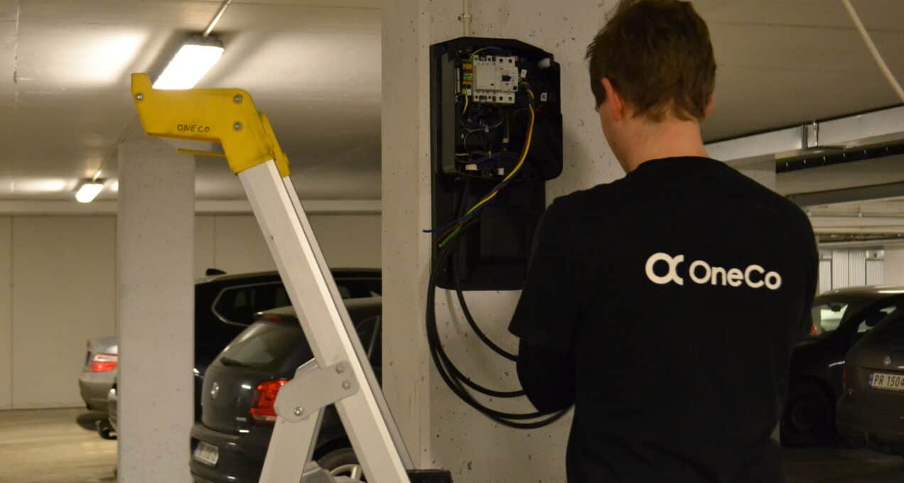 Montør monterer en Defa lader på vegg