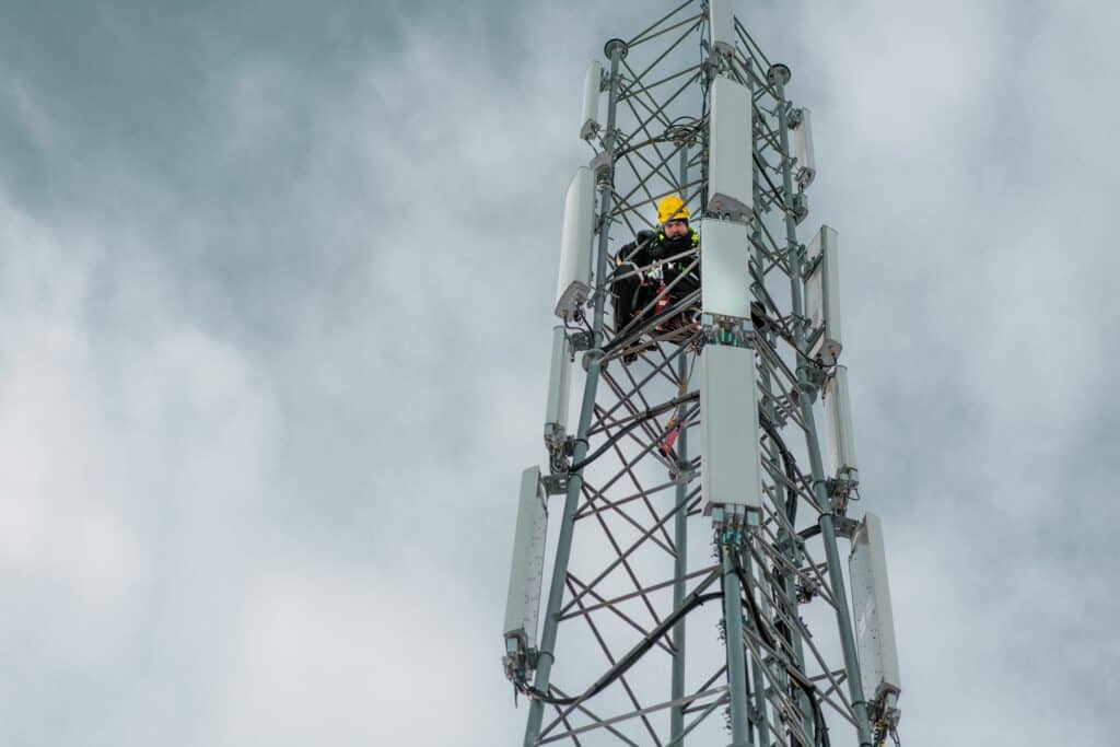 Mann som jobber i telemast. Foto: Terje Borud