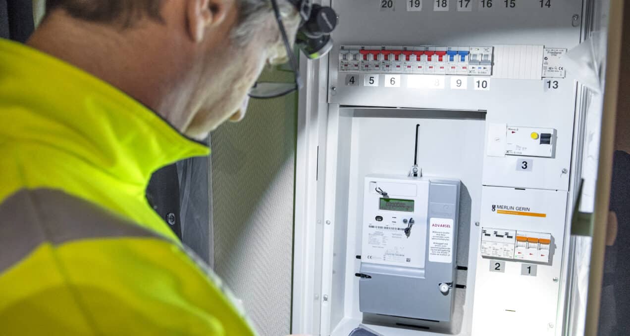 Here Sørefoss i Birkeland kommune 7 Mars 2016 AMS prosjektet til Agder Energi er godt i gang. Nye målere er på vei ut i hele distriktet. Her fra arbeid med både infrastrktur og hjemme hos kunder som får nye målere. Her er det montør Beint Einar Sveinall som er på jobb i Here-Sørefoss