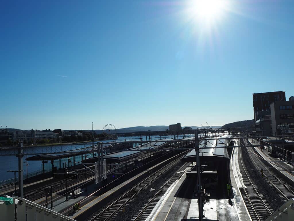 Utsikt over solcelleanleggene på plattformtakene på Drammen stasjon