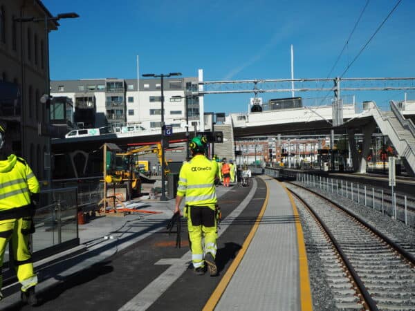 OneCo som arbeider med elektrotekniske installasjonstjenester på Drammen stasjon