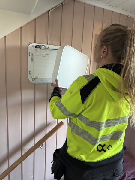Bilde av Camilla i OneCo som installerer de nye LED-armaturene