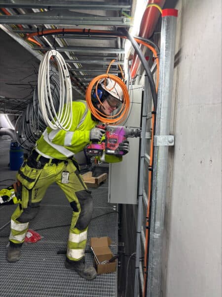 En av voksenlærlingene i OneCo som monterer.