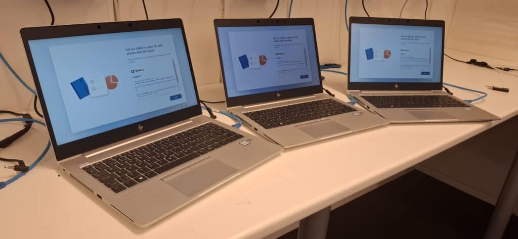 Bilde av noen av OneCo sine PC-er som er gjenbrukte